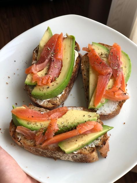 Avocado Fish, Toast With Avocado, Toast Avocado, Avocado Dishes, Smoked Trout, Diner Recipes, Recipe Breakfast, Breakfast Toast, Healthy Lifestyle Food