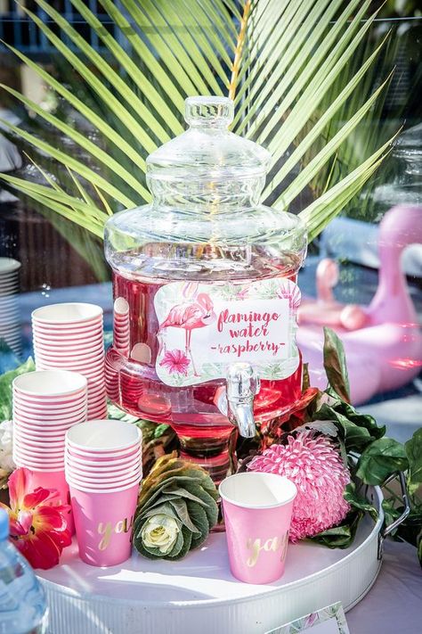 beverage table idea Flamingle Party, Flamingo Party Decor, Flamingo Drink, Flamingo Pool Parties, Pink Flamingo Party, Flamingo Themed Party, Flamingo Baby Shower, Summer Flamingo, Tropical Birthday Party