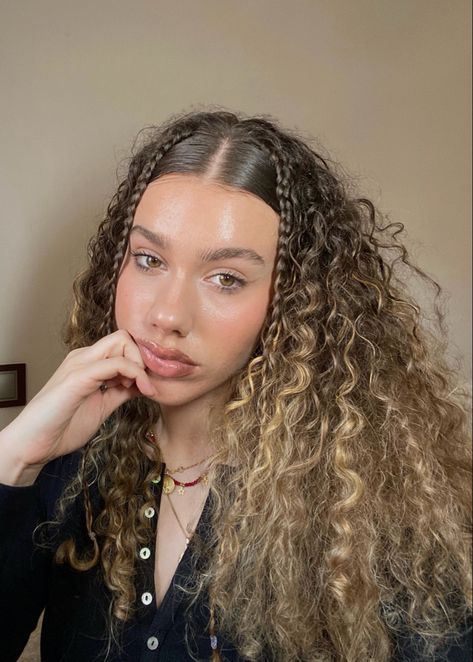 Curly Hair With Braids On The Side, Concert Curly Hairstyles, Clean Girl Curly Hairstyle, Birthday Curly Hairstyles, Super Curly Hairstyles, Concert Hairstyles Curly Hair, Curly Hair With Headband, Sleek Hairstyles Curly Hair, Lazy Hairstyles For Curly Hair