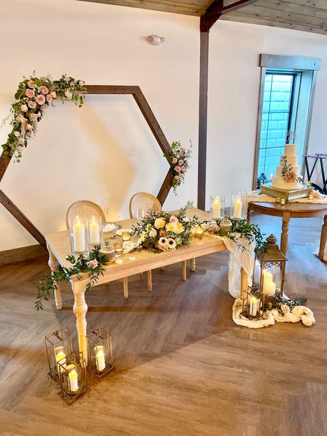 Hexagon Wedding Arch Sweetheart Table, Hexagon Floral Centerpiece, Hexagon Backdrop Wedding, Backdrop Sweetheart Table, Hexagon Backdrop, Hexagon Arch, Sweetheart Table Backdrop, Bridgerton Wedding, Wedding August