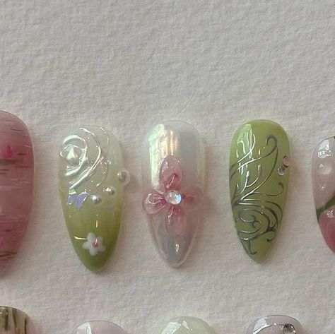 Nail Inspo Art Designs, Fairy Gel Nails, Nail Designs Fairy, Iridescent Floral Nails, Flora Winx Club Nails, Spring Fairy Nails, Flora Winx Nails, Pink And Green Floral Nails, Garden Fairy Nails