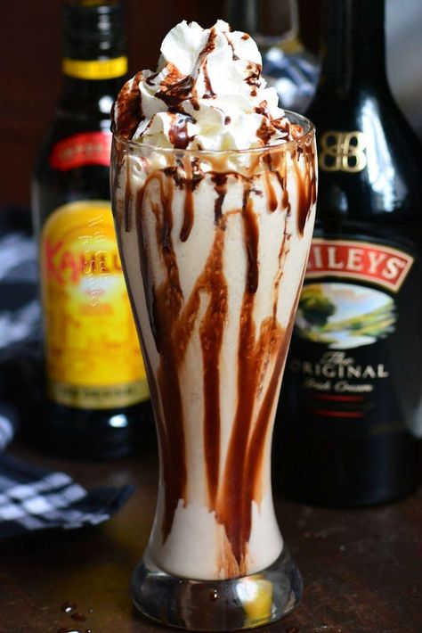 Mudslide Recipe Alcohol, Mud Slide Drink Recipe, Mudslide Drink, Mudslide Recipe, Baileys Recipes, Mudslide, Malibu Rum, Chocolate Milkshake, Baileys Irish Cream