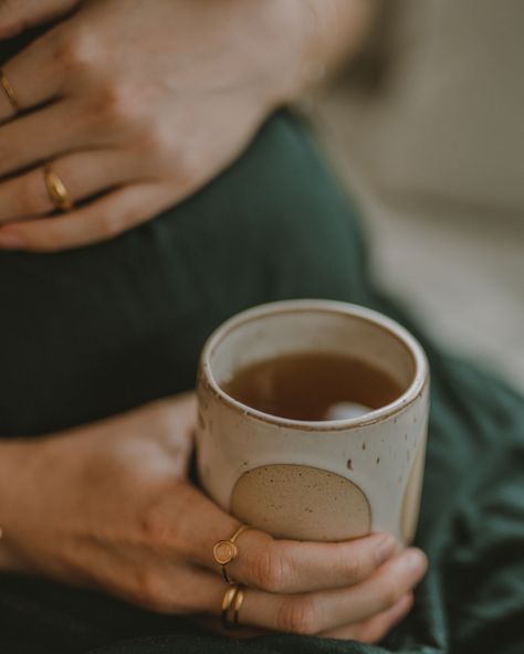 How to Make a Nutritive Pregnancy Tea Blend | Herbal Academy | This herbal pregnancy tea blend is a wonderful way to boost your intake of many vitamins and also aids as a birth preparation brew. Tea Photo, Teas Recipes, Pregnancy Tea, Herbal Academy, Baby Tea, Birth Preparation, Red Raspberry Leaf, Herbal Teas Recipes, Earth Mother