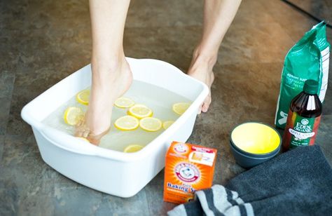 Too embarrassed to take off your shoes? Find out how to get rid of smelly feet for good. Baking Soda Scrub, Baking Soda Face, Baking Soda Uses, Foot Soak, Coconut Oil For Skin, Cracked Skin, Dry Skin Care, Skin Remedies, Lemon Water