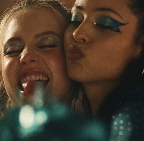 Cassie And Maddy Euphoria, Cassie Maddy, Maddy Euphoria, Euphoria 2, Cassie Howard, Tv Show Couples, Zendaya Style, Visual Media, This Is Love