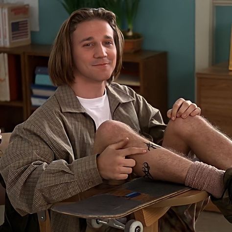 Breckin Meyer as Travis Birkenstock in Clueless (1995) #clueless #breckinmeyer #travis Travis From Clueless, Clueless Travis, Clueless Men Outfits, Travis Birkenstock, Pics Of Outfits, Male Uniform, 90s Men Fashion, Clueless Aesthetic, 1990s Films