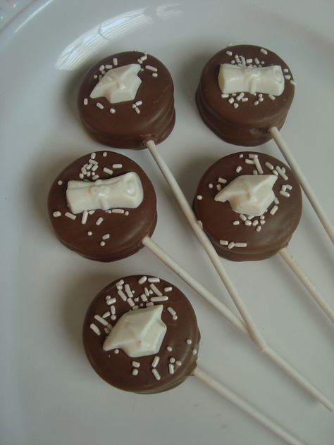 Graduation Oreo Cookie Lollipops... www.etsy.com/shop/rosebudchocolates Graduation Oreos, Cookie Lollipops, Chocolate Graduation, Oreo Cookies Dipped, Candy Lady, Lollipop Party, Gold Decorations, Chocolate Oreo, Vanilla Recipes