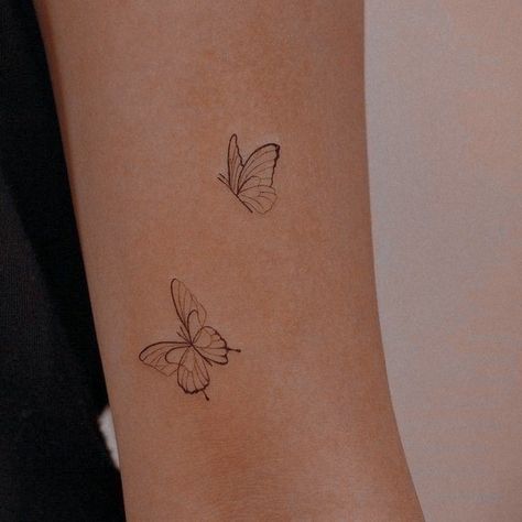 Silouette Tattoo, Fine Line Butterfly Tattoo, Tattoo After Care, Tattoo Papillon, Tattoo Ideas Unique, Tattoo Artist Tattoo, Tattoo Design Tattoo, Small Shoulder Tattoos, Beauty Tattoo