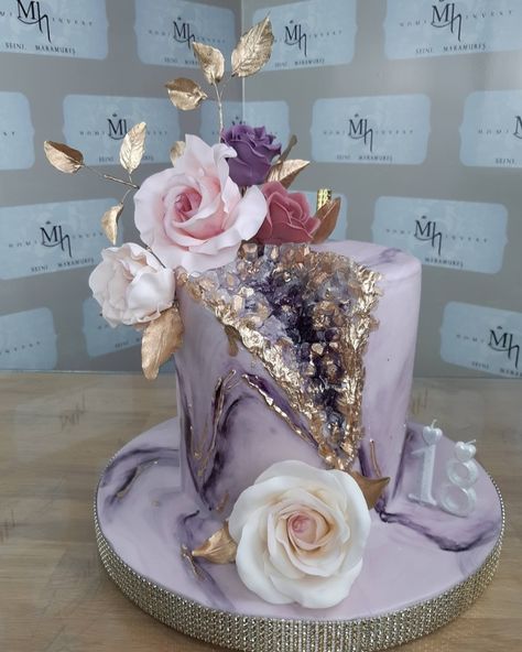 Geode Cake With Flowers, Mauve Birthday Cake, Geo Cake, 50th Birthday Cake For Women, Flower Cake Design, Purple Cakes Birthday, Geode Cake, Crystal Cake, Fondant Flower Cake