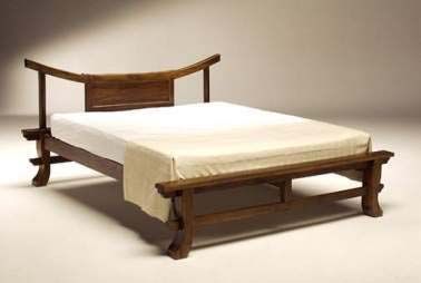 Pagoda bed frame Zen Style Bedroom, Chinese Bed, Japan Furniture, Wooden King Size Bed, Low Platform Bed, Japanese Bed, Luxury Floor Plans, Japanese Bedroom, Wood Bed Design