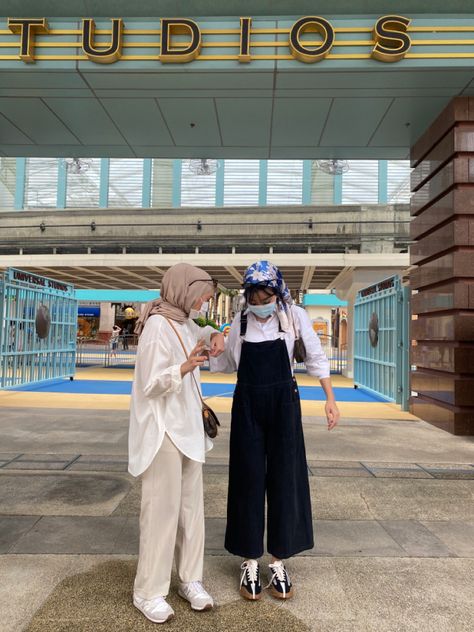 Amusement park outfit ideas Theme Park Outfits Modest, Modest Theme Park Outfit, Outfit Inspo For Thailand, Theme Park Hijab Outfit, Theme Park Outfit Hijab, Thailand Outfit Ideas Hijab, Theme Park Outfits Hijab, Modest Amusement Park Outfit, Amusement Park Outfit Fall Casual