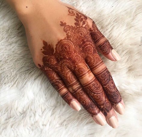 Finger Mehendi Designs, Pretty Henna, Finger Henna Designs, Simple Henna Tattoo, Latest Henna Designs, Simple Mehndi Designs Fingers, Very Simple Mehndi Designs, Pretty Henna Designs, Full Mehndi Designs