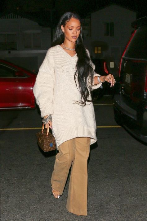 Cozy White Sweater, Brown Pants Outfit, 70s Inspired Outfits, Rihanna Street Style, Looks Rihanna, Mode Rihanna, Rihanna Outfits, Style Inspiration Edgy, Rihanna Looks