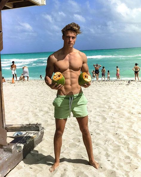 Look at my coconuts 🥥🌴😂 We are total in love with Miami 😍 I never want to leave this place 😌 Happy day guys 😊 Hagen Richter, Fotos Hot, Ideas Para Fotos, Le Male, Men's Muscle, Male Physique, Shirtless Men, Male Body, Male Beauty