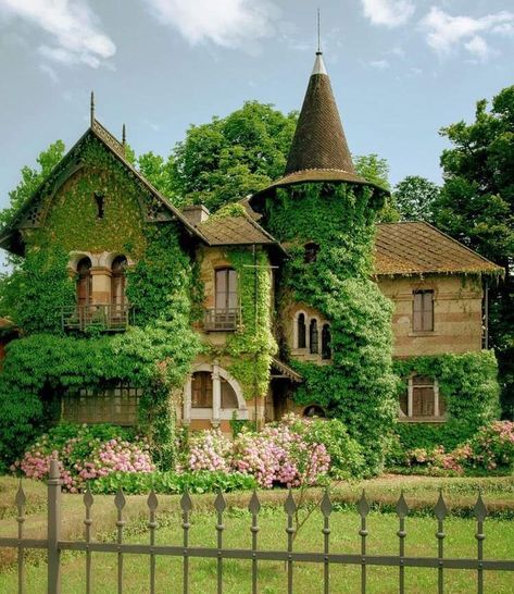 Fairytale House, Cottagecore Home, Cottage In The Woods, Fantasy Homes, Dream Cottage, Castle House, Cute House, Dream House Exterior, House Goals