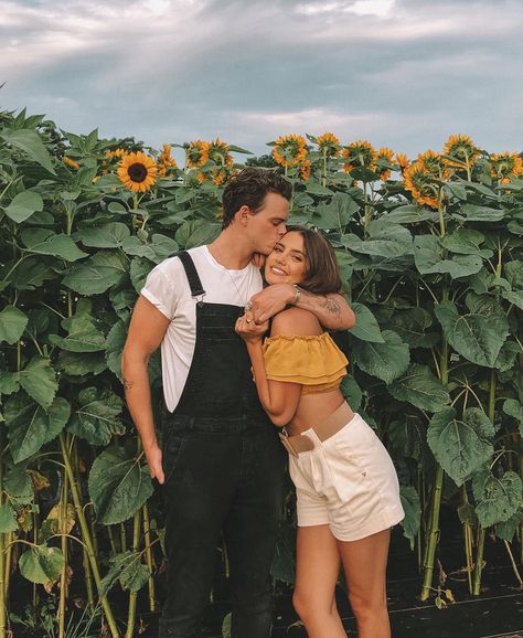 Couple Picture Poses, Cute Couple Poses, Couple Photoshoot Poses, Cute Couples Photos, Relationship Goals Pictures, Couples Poses For Pictures, Photo Couple, Couple Photography Poses, Cute Relationship Goals