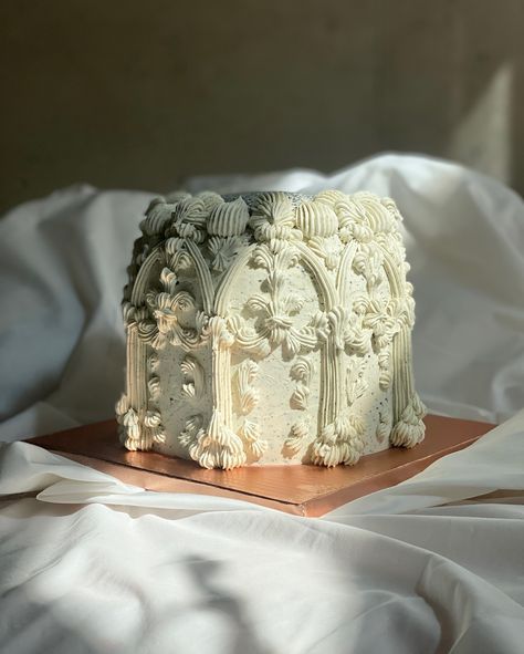 Black And White Bakery, Gothic Arches, Table Coordinate, Italian Meringue Buttercream, Mirror Cake, Wedding Cake Alternatives, Italian Meringue, Meringue Buttercream, Pretty Dessert