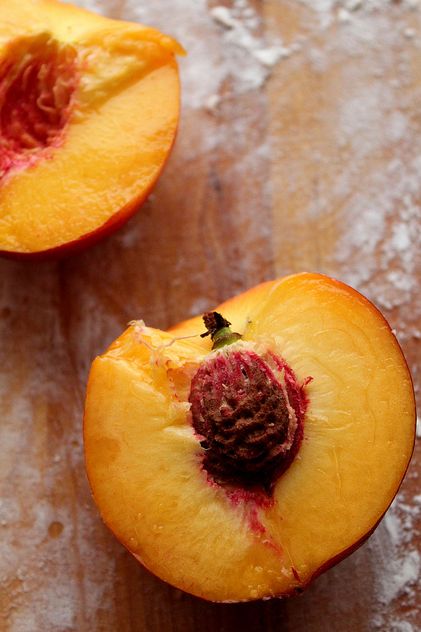 #fruit #peaches The best part of August.  Ripe juicy peaches. Peach Still Life Photography, Flowerbomb Nectar, Peach Poster, Juicy Peach, Fruit Packaging, Fruit Baskets, Fruit Gifts, Peach Fruit, Still Life Fruit