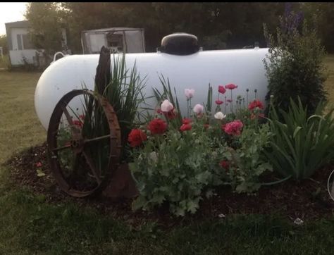 Landscaping Around Windmill, Landscaping With Old Farm Equipment, Rustic Yard Decor Landscaping Ideas, Propane Tank Art Ideas, Flower Bed Ideas Backyard, Propane Tank Landscaping Ideas, Farm Landscaping Ideas, Country Yard Ideas, Country Landscaping Ideas