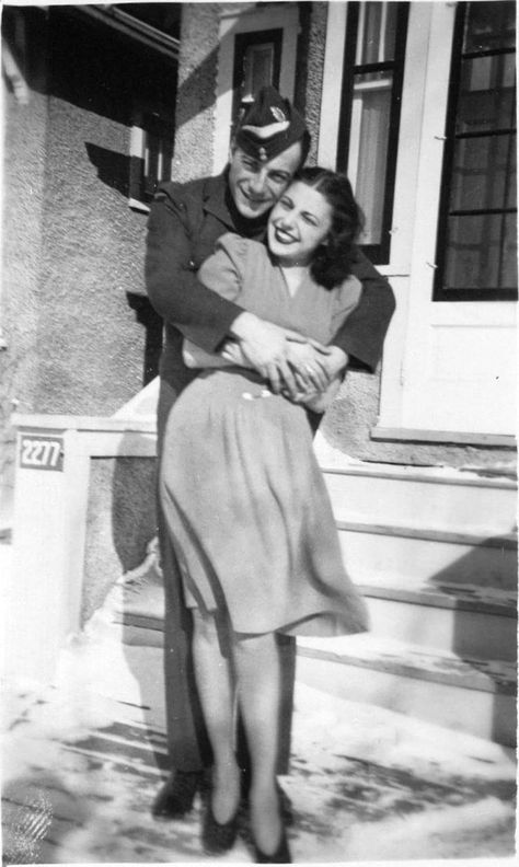 vintage everyday: Fashion in the 1940s – 42 Old Snapshots Show What '40s Couples Wore Couples Vintage, Old Fashioned Love, Military Couples, Mode Retro, Vintage Pics, Vintage Couples, Look Retro, Vintage Versace, Vintage Romance