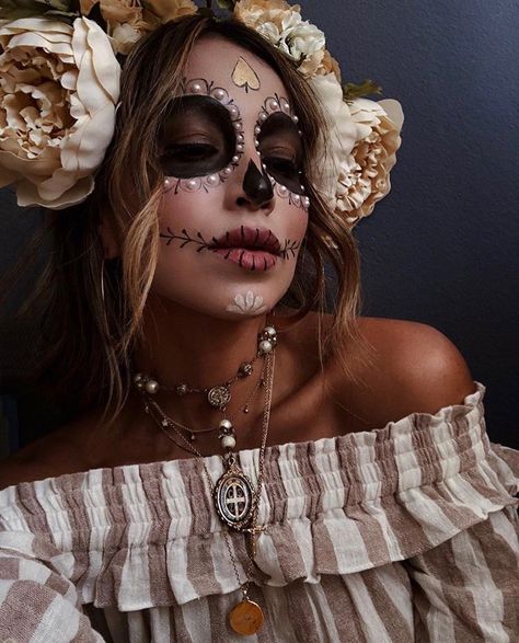 Horror Smink, Makijaż Sugar Skull, Fashion Magazine Covers Photography, Halloween Makeup Sugar Skull, Fashion Editorial Makeup, Halloweenský Makeup, Halloween Make-up Looks, Dead Makeup, Day Of Dead