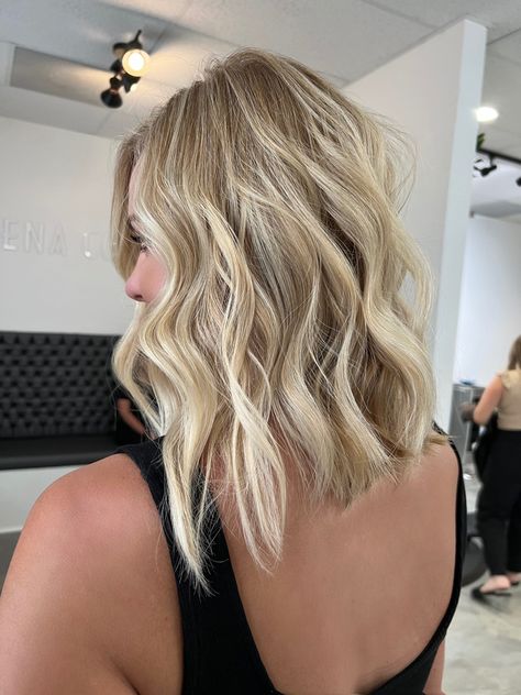 Blonde Lob, Brown Hair Inspo, Blonde Short, Creamy Blonde, Blonde Hair Inspiration, Brown Blonde Hair, Short Blonde Hair, Beauty Ideas, Blonde Balayage