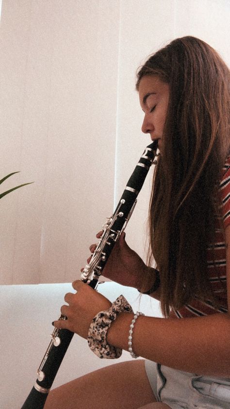 Clarinet Pictures, Clarinet Photography, Clarinet Playing, Clarinet Aesthetic, Clarinet Photo, Music Poses, Playing Clarinet, Band Instruments, Clarinet Music