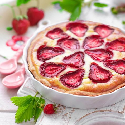 Strawberry Custard Pie Recipe, School Cookies Recipe, Strawberry Custard, Strawberry Cake Easy, Custard Pie Recipe, Pastry School, Strawberry Cake Recipes, Custard Pie, Easy Strawberry