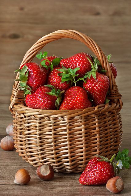 Fruits Images, Fruit Photography, Beautiful Fruits, Exotic Fruit, Delicious Fruit, Healthy Fruits, Wicker Basket, Fruit And Veg, Fresh Strawberry