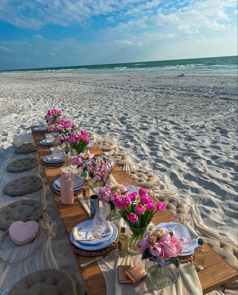 Picnic Aesthetic On The Beach, Sunset Picnic Birthday, Beach 15 Birthday, Sweet 16 Beach Picnic, Cute Beach Birthday Set Up, Birthday Picnic Beach Ideas, Brunch At The Beach, Fancy Beach Picnic, Birthday Ideas At The Beach