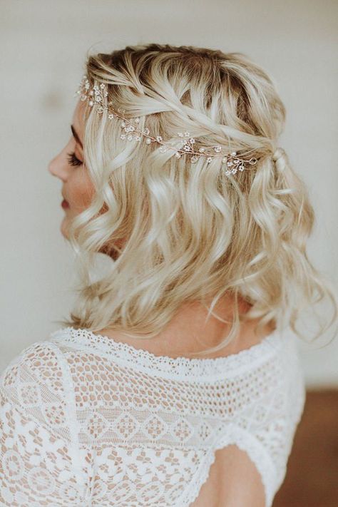 Wedding Hair Fir Medium Length, Shirt Bridal Hair, Short Wedding Hair With Flower Crown, Bridal Beach Waves Short Hair, Boho Wedding Hair Shoulder Length, Blonde Bob Bridal Hair, Shoulder Length Bride Hair, Medium Length Bridal Hair With Bangs, Wedding Hairstyles Short Shoulder Length