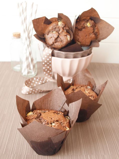 Jaleo en la Cocina: Muffins de tres chocolates... ¡irresistibles! Fruit Cupcakes, Chocolate Muffin Recipe, Food Places, Chocolate Muffins, Cupcake Muffins, Mug Cake, Muffin Recipes, Cafe Food, Cupcake Recipes