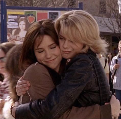 Brooke And Peyton, One Tree Hill Brooke, Movie Duos, Video Romance, Tv One, Peyton Sawyer, Tv Show Couples, Nathan Scott, Brooke Davis