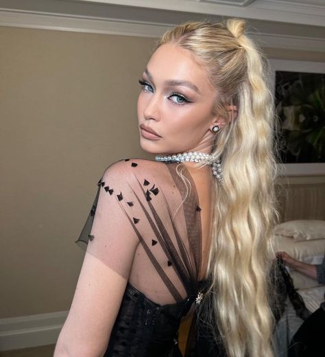 @gigihadid x MET GALA 2023 Long hair for the win @patrickta @laurapolko @mimicuttrell x @givenchy | Instagram post from Laura Polko (@laurapolko) Gigi Hadid Before, Gigi Hadid Makeup, Gigi Hadid Hair, Hadid Instagram, Bella Gigi Hadid, Prom Makeup Looks, Actress Hairstyles, Hadid Style, Model Aesthetic