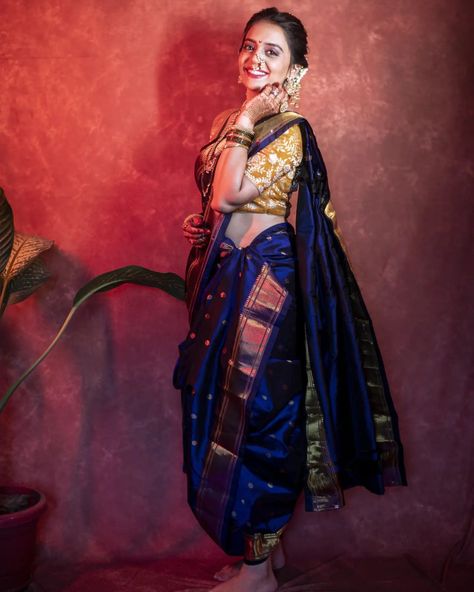 Paithani Saree Photoshoot Poses, Poses In Marathi Saree, Brahmani Nauvari, Nauvari Saree Poses, Navari Poses, Pose Saree, Kolkata Fashion, Saree Colours, Saree Photography