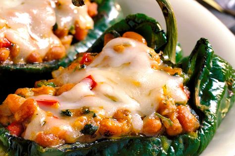 Chile poblano relleno de mariscos sin capear Vegetarian Baked Beans, Rellenos Recipe, Vegetarian Chili Easy, Vegetarian Grilling, Chili Relleno, Spicy Appetizers, Vegetarian Mexican, Pellet Grills, Wood Pellet