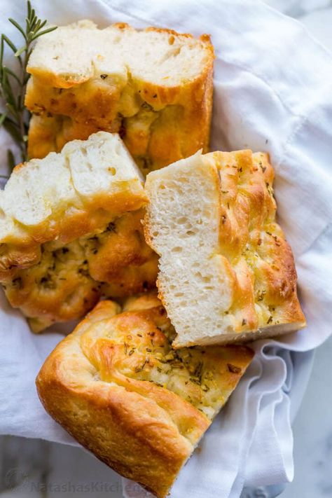 Focaccia Bread with a crisp chewy crust, airy soft center, and amazing garlic rosemary topping. Watch the video tutorial and see how easy it is to make homemade Focaccia (and you don't have to wait overnight). John Kirkwood, Easy Focaccia Bread, Natasha Kitchen, Easy Focaccia Bread Recipe, Natashas Kitchen, Italian Baking, Easy Focaccia, Homemade Focaccia, Bread Recipe Video