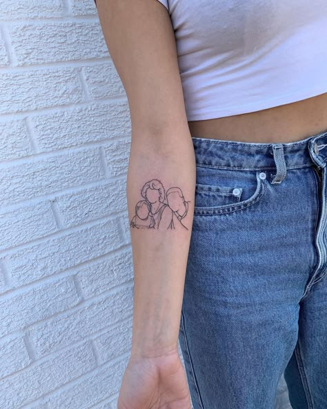 Fine Line Family Portrait Tattoo, Portrait Line Tattoo, Picture Tattoos Outline, Family Photo Tattoo, Family Outline Tattoo, Photo Outline Tattoo, Picture Outline Tattoo, Family Portrait Tattoo, Mini Tattoo