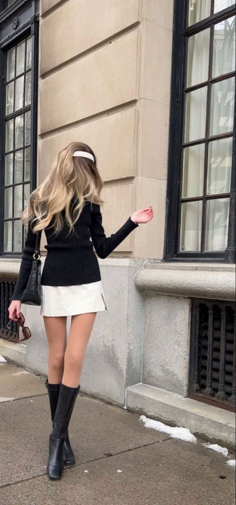 Old Money Street Style, Chanel Mini Skirt, Mini Skirt Boots, Fall Outfits 2022, Female Clothes Outfits, Money Clothing, Skirt Boots, Italy Outfits, Chanel Mini