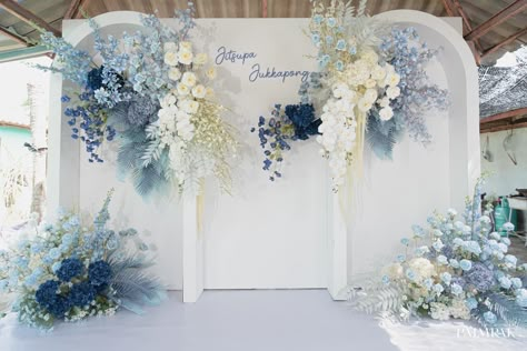 Blue Wedding Photobooth, Blue Wedding Backdrop, Bridal Table Backdrop, Outdoor Wedding Backdrops, Sky Blue Weddings, Chinese Wedding Decor, Flower Backdrop Wedding, Wedding Background Decoration, Wedding Stage Design