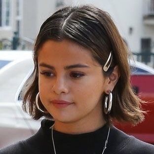 Old Hollywood Hairstyles, Selena Gomez Icons, Hollywood Hairstyles, Selena Gomez Short Hair, Hairdos For Short Hair, Penteado Cabelo Curto, Vintage Glam, Short Hair Haircuts, Short Hair Styles Easy