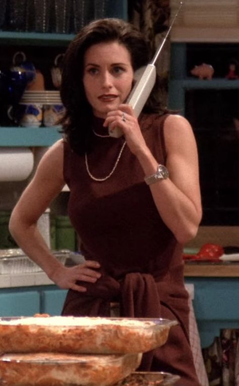 Monica Geller Brown Outfit, Friends Outfits Monica Geller, Monica Geller Friends, Friends Monica Geller, Above The Kitchen Sink, 90s Fashion Show, Friends Season 1, Blue Cupboards, Friends Outfits