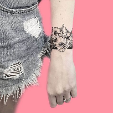 42 Mini Wrist Tattoo Designs to try in this Summer 41  #tattoos #tattoosforwomen #wristtattoos Arm Women, 15 Tattoo, Simple Wrist Tattoos, Meaningful Wrist Tattoos, Tattoos On Wrist, Girl Back Tattoos, Flower Wrist Tattoos, Sunflower Tattoos, Small Wrist Tattoos