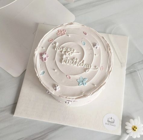 Minimilastic Cake, Peony Birthday Cake, Korean Cake Birthday Simple, Korean Cakes Aesthetic, Aestethic Birthday Cake, Korean Cake Birthday, Simplistic Cakes, Small Cakes Ideas, Minimalist Cake Birthday