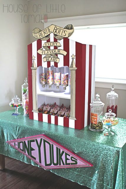 Harry Potter Party A Very Harry Birthday Part 5: Honeydukes Harry Potter Motto Party, Harry Potter Weihnachten, Baby Harry Potter, Harry Potter Party Decorations, Harry Potter Christmas Decorations, Hogwarts Party, Harry Potter Theme Birthday, Imprimibles Harry Potter, Harry Potter Halloween Party