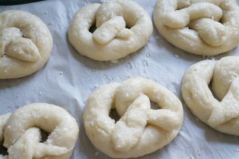 Soft Pretzels Easy, Soft Pretzel Recipe, Kids In The Kitchen, Homemade Pretzels, Pretzels Recipe, 21 Day Fix Meals, Soft Pretzels, Game Day Food, Basic Recipes