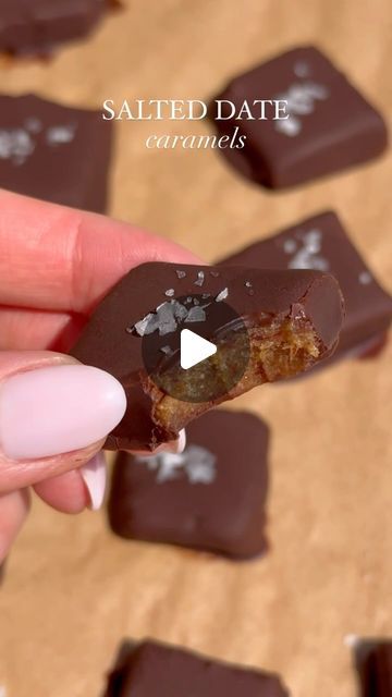 Jess Hoffman on Instagram: "Salted Date Caramels!🌟  Welcome back to episode 29 of healthy easy snacks! Did you know you can make caramels out of dates that are refined-sugar free and made with 6 simple ingredients?   These are the perfect little snack or treat to enjoy when you need something a little sweet.   👉🏻Full recipe is below and don’t forget to follow @choosingchia for more healthy easy snacks!   SALTED DATE CARAMELS   Ingredients:   -2 cups pitted medjool dates -3 tbsp cashew butter or tahini -2-3 tbsp almond flour -1 1/2 tsp vanilla extract -pinch of salt -200 grams 70% dark chocolate  -Maldon sea salt to top   How to:   Add the dates, cashew butter, almond four, vanilla extract, and salt to a food processor and blend until smooth. If the mixture feels really sticky (this will Healthy Easy Snacks, Caramel Ingredients, Healthy Bars, Healthier Options, Dessert Bar Recipe, Medjool Dates, Cashew Butter, Healthy Sweets Recipes, Healthy Snacks Easy