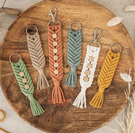 Macrame Name Keychain, Macrame Key Chains Tutorials, How To Make Macrame Keychains, Keychain Ideas Crochet, Makramee Keychain, Macrame Keychain Diy Tutorials, Macrame Keychain Pattern, Easy Crochet Keychain, Macrame Keychain Diy