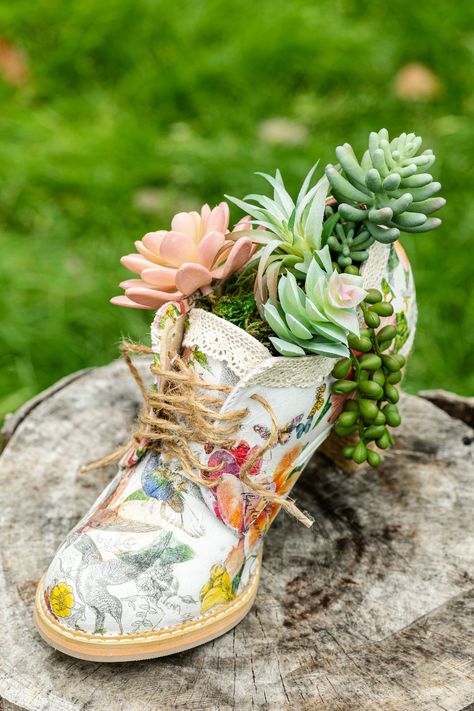 succulent planters Succulent Crafts, Tin Can Planters, Can Planters, Bean Garden, Succulent Diy, Tin Planters, Succulent Planter Diy, Recycled Tin Cans, Paper Flower Garlands