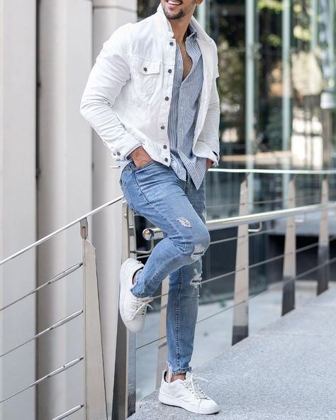 White Denim Jacket Mens, Mens Winter Wardrobe, White Denim Jacket Outfit, White Jacket Outfit, Menswear Outfits, Sweater Outfits Men, Tee Shorts, Vans Converse, Denim Jacket Outfit